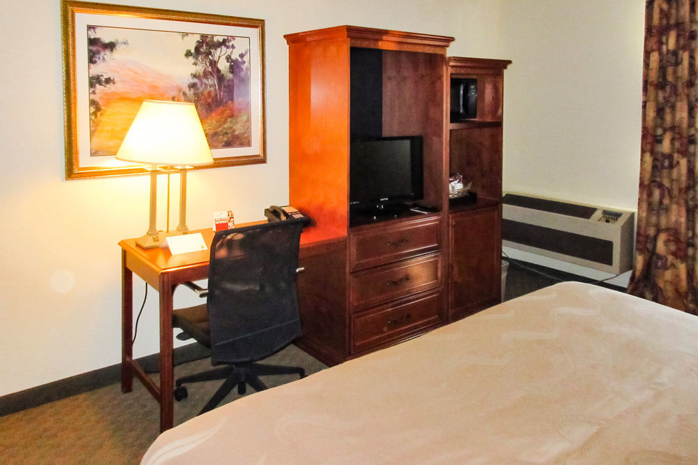 Quality Inn Fresno Yosemite Airport Buitenkant foto